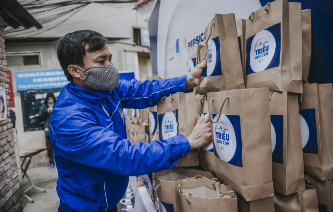 Phần qùa bao gồm gạo, rau, thịt và một số đồ thiết