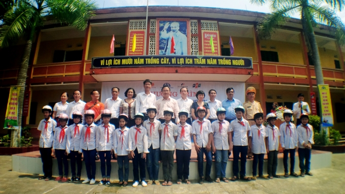 Trao tặng gần 2000 MBH đạt chuẩn cho học sinh Yên 