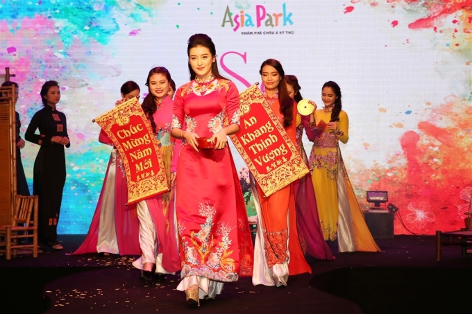 A hau Huyen My bieu dien ao dai Viet Nam tai Asia 