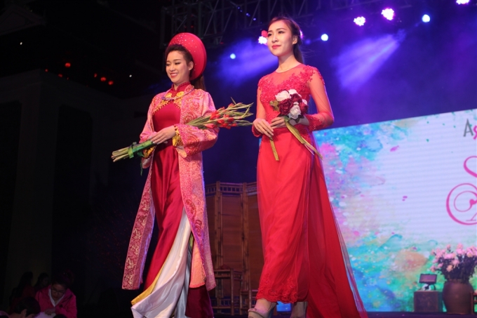 ao dai cach tan - trinh dien ao dai asia park