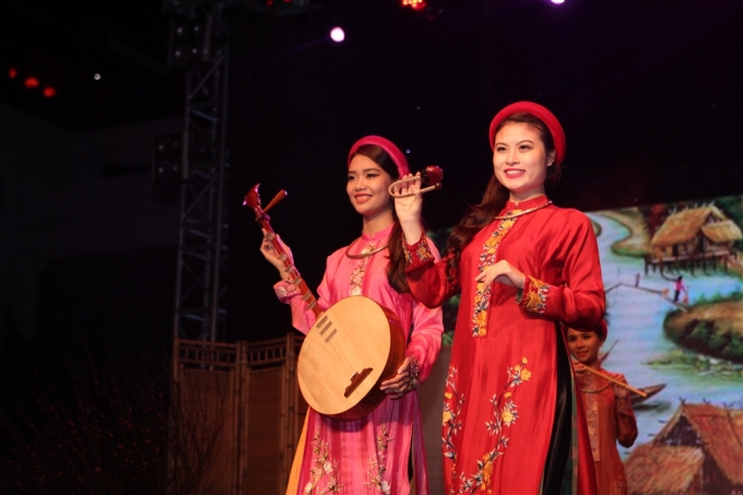 ao dai cung cac nhac cu truyen thong dan toc - asi