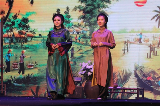 ao dai mang hon Viet - Asia Park