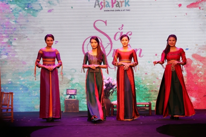 Ao dai voi cac hoa tiet tho cam cua dong bao dan t