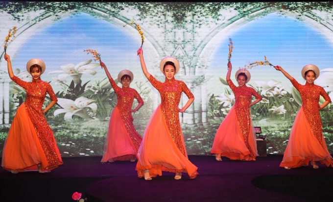 bieu dien van nghe - trinh dien ao dai Viet Nam - 