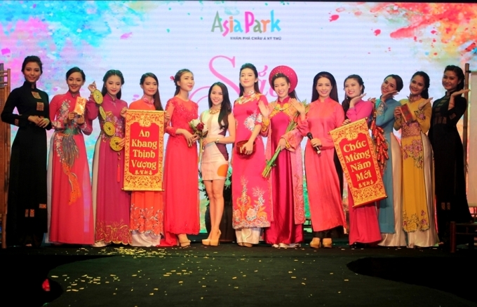 trinh dien ao dai - chuc an khang thinh vuong - as