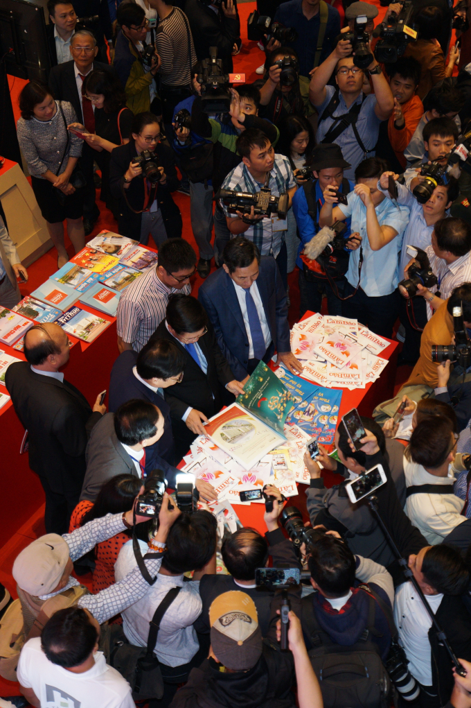 Hội Báo toàn quốc 2018:Chủ tịch QH Nguyễn Thị Kim Ngân đọc Tạp chí GTVT - Ảnh 5.