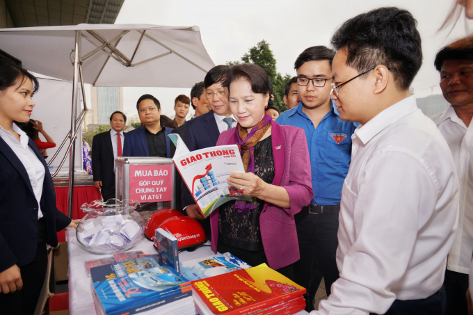Hội Báo toàn quốc 2018:Chủ tịch QH Nguyễn Thị Kim Ngân đọc Tạp chí GTVT - Ảnh 6.