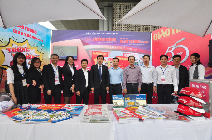 Hội Báo toàn quốc 2018:Chủ tịch QH Nguyễn Thị Kim Ngân đọc Tạp chí GTVT - Ảnh 7.