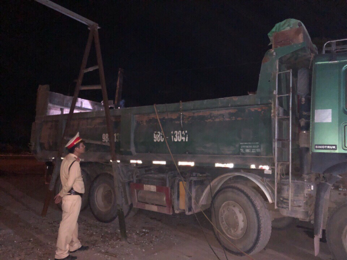 CSGT tổ kiểm tra tra xử lý tự ý cơi nới thùng xe c