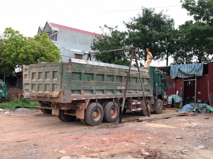 Lực lượng CSGT trực tiếp lên thùng xe kiểm tra đo 