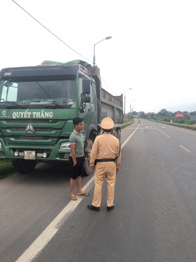 Phòng CSGT kiểm tra xe vi phạm