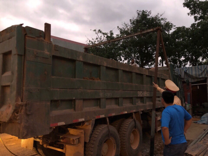 Phòng CSGT kiểm tra, xử lý vi phạm tự ý cơi nới th