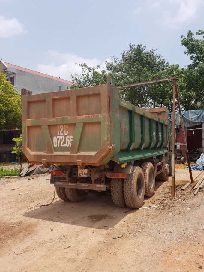 Xe 12C-07265 sau khi bị CSGT xử lý buộc phải cắt t