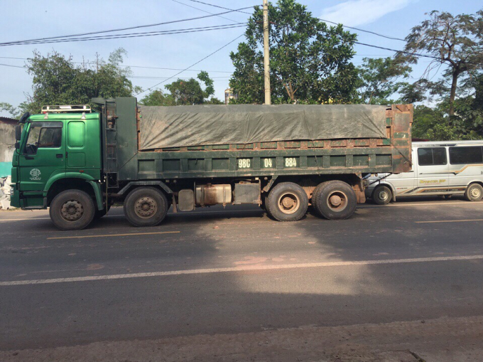 Xe 98C-04884 bịt bạt kín che phần tự ý cơi thành t