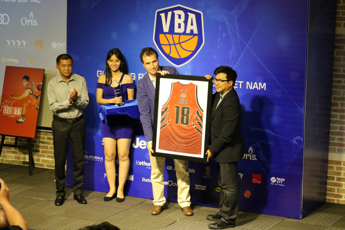 Mr. Laurent Genet cùng Mr. Nguyễn Bảo Hoàng - Chủ 