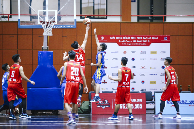 Hình ảnh trận đấu đầu tiên của mùa giải giữa hai đ