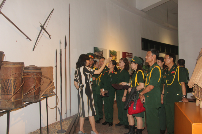 Đoàn nghe hướng dẫn thuyết minh