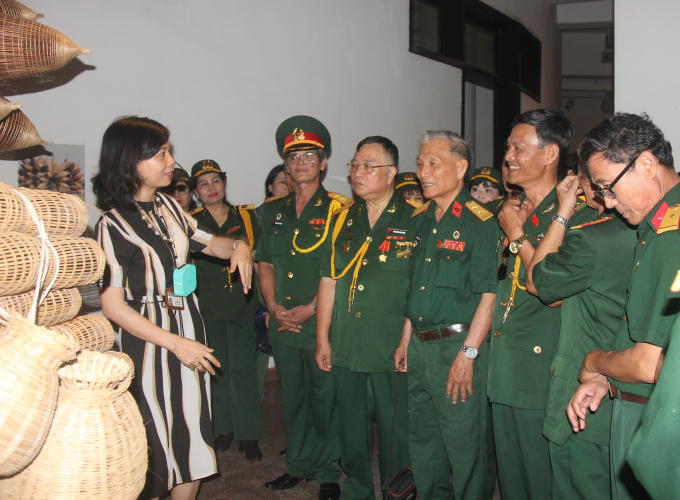 Đoàn nghe thuyết minh trong khu trưng bày văn hóa 