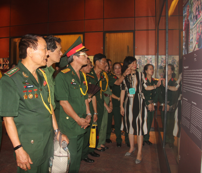 Đoàn tham quan và nghe thuyết minh