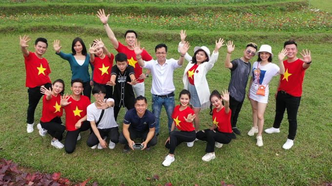 anh quay đầy đủ