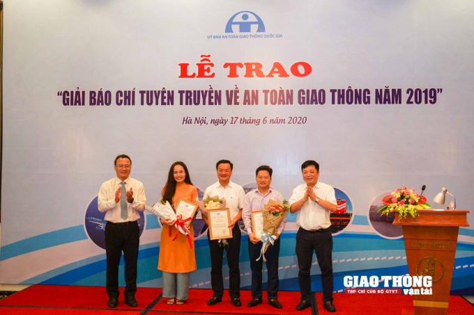 Tạp chí GTVT đoat 2 giải thưởng Báo chí viêt về ATGT - Ảnh 4.