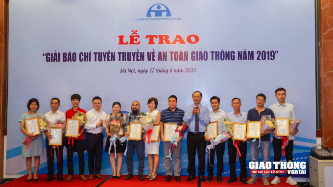 Tạp chí GTVT đoat 2 giải thưởng Báo chí viêt về ATGT - Ảnh 5.