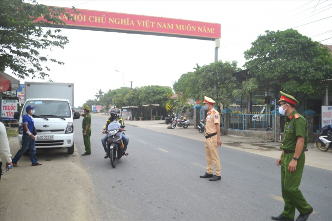 Lực lượng công an tham gia chốt kiểm soát dịch bện