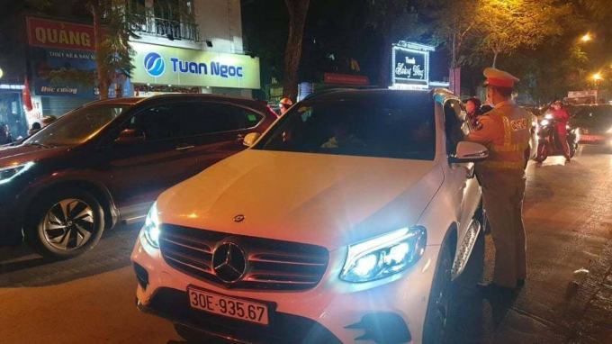Lực lượng CSGT Hà Nội kiểm tra nhanh nồng độ cồn đ