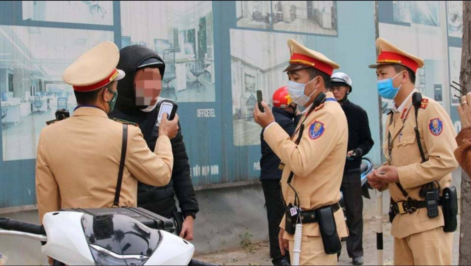 Đội CSGT số 7, Hà Nội kiểm tra, lập biên bản thanh