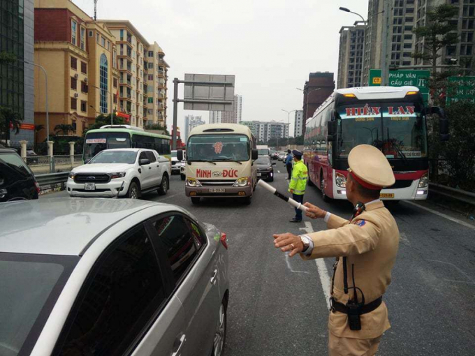 Lực lượng CSGT, TTGT Hà Nội xếp thành hàng phân lu