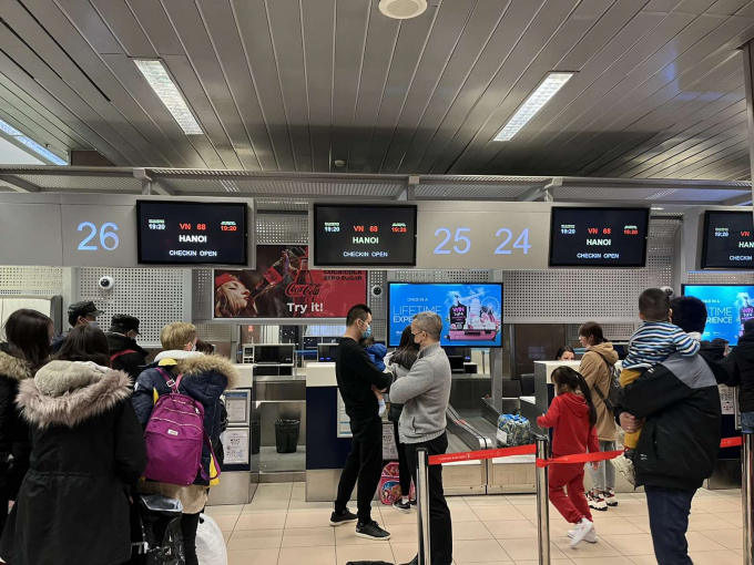 Hành khách ở Bucharest làm thủ tục