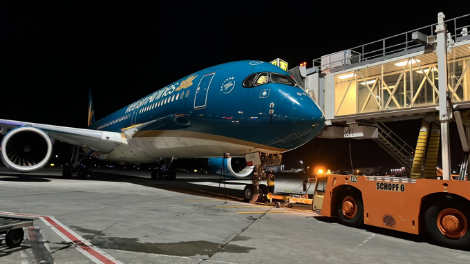 Tàu bay đón khách ở Bucharest, Romania