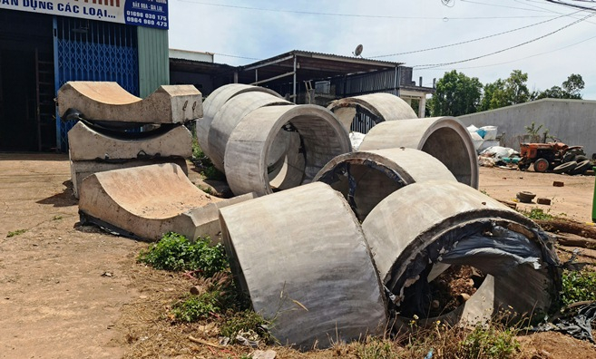 Ống cống tập kết ngổn ngang trước nhà dân gây mất mỹ quan, ô nhiễm môi trường

