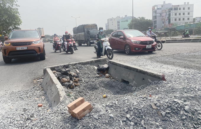 Lực lượng TTGT kiểm tra, xử phạt đơn vị thi công đường Nguyễn Văn Linh (Quận 7, TP. HCM) gây mất ATGT