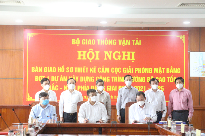 Các đại biểu ký biên bản bàn giao 