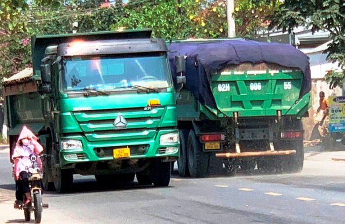 Xe chở cát nườm nượp lưu thông trên ĐT 609