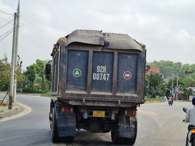 Xe chở cát là nỗi ám ảnh của người dân khi lưu thông trên tuyến ĐT609

