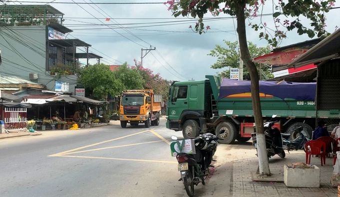 Xe ra vào vận chuyển cát tại bến bãi tập kết thường có dấu hiệu xung đột với các xe lưu thông trên tuyến ĐT609

