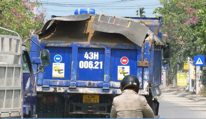 Các xe đều che phủ bạt sơ sài, chở cát ướt làm rơi vãi xuống mặt đường. Mỗi khi nắng nóng thường kéo theo bụi mù mịt, ảnh hưởng trực tiếp đến các hộ dân kinh doanh quán ăn hai bên tuyến ĐT609 và người dân lưu thông trên tuyến đường này


