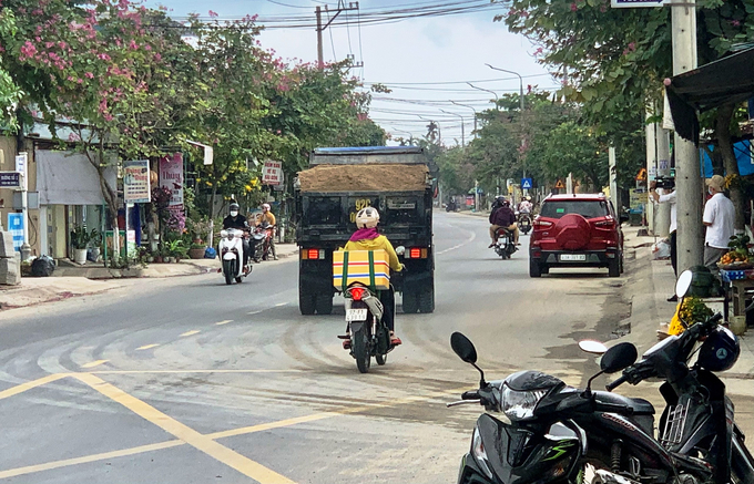 Nhiều xe còn vô tư không che phủ bạt lưu thông trên ĐT609 như chốn không người

