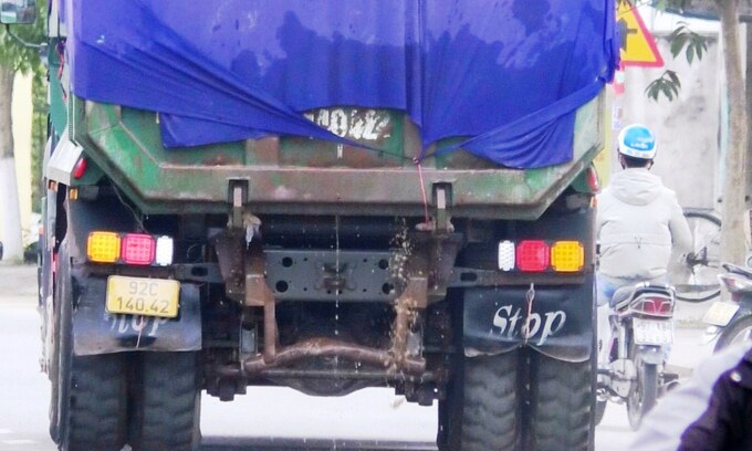 PV Tạp chí GTVT ghi nhận thực tế tình trạng xe tải chở cát quá tải, cơi nới thành thùng, chảy nước xuống mặt đường gây mất ATGT… trên tuyến ĐT609 trong hai ngày 14 và 15/3 nhưng không hề có bóng dáng lực lượng chức năng như CSGT, TTGT tuần tra kiểm soát

