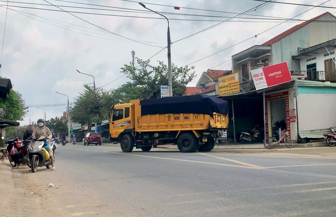 Người dân buôn bán tại khu vực chợ Điện Phước thường xuyên phải quét dọn vì xe chở cát rơi vãi, bụi bay mù mịt mỗi khi nắng lên

