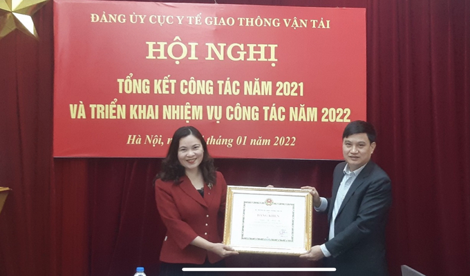 Đồng chí Đào Văn Tiến - Phó Bí thư Thường trực Đảng ủy Bộ thừa ủy quyền trao Bằng khen của Bộ trưởng Bộ GTVT cho chị Nguyễn Thị Minh Thu 