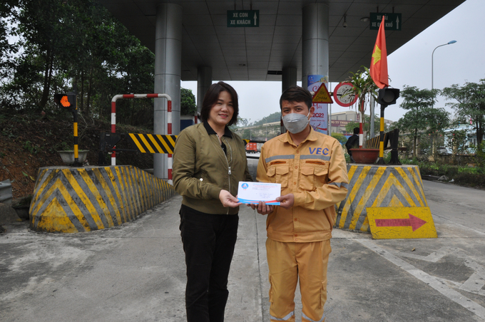 Chị Bùi Thị Lan Anh - Ủy viên BCH Công đoàn VEC trao quà hỗ trợ cho CB, NV, NLĐ có hoàn cảnh khó khăn bị ảnh hưởng do dịch Covid-19