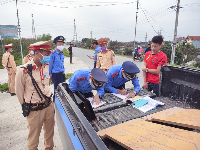 TTGT và CSGT phối hợp xử lý xe quá tải ở TP. Hà Nội