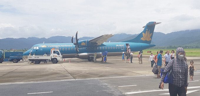 Hiện cảng hàng không Điện Biên có 1 đường cất hạ cánh kích thước 1.830m x 30m được đưa vào sử dụng từ năm 1994