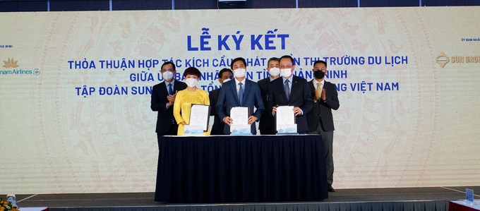 Đại diện Vietnam Airlines, Sun Group và UBND tỉnh Quảng Ninh chính thức ký kết thỏa thuận hợp tác phát động điểm đến Quảng Ninh.