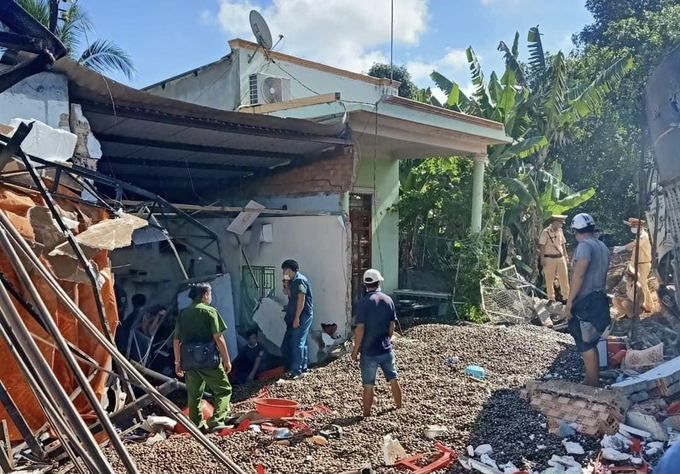 Hàng chục tấn điều tràn ra khu vực tai nạn