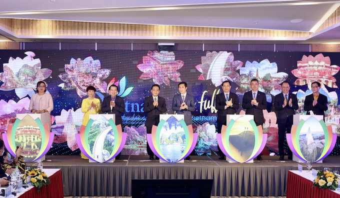 Đại biểu nhấn nút khởi động du lịch