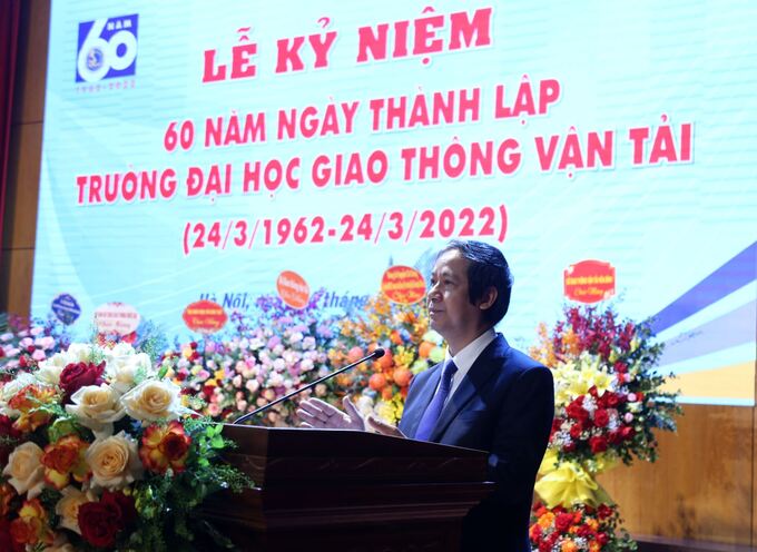 Bộ trưởng Bộ GD&ĐT Nguyễn Kim Sơn đánh giá cao những kết quả mà Trường Đại học GTVT đã đạt được trong suốt chặng đường 60 năm